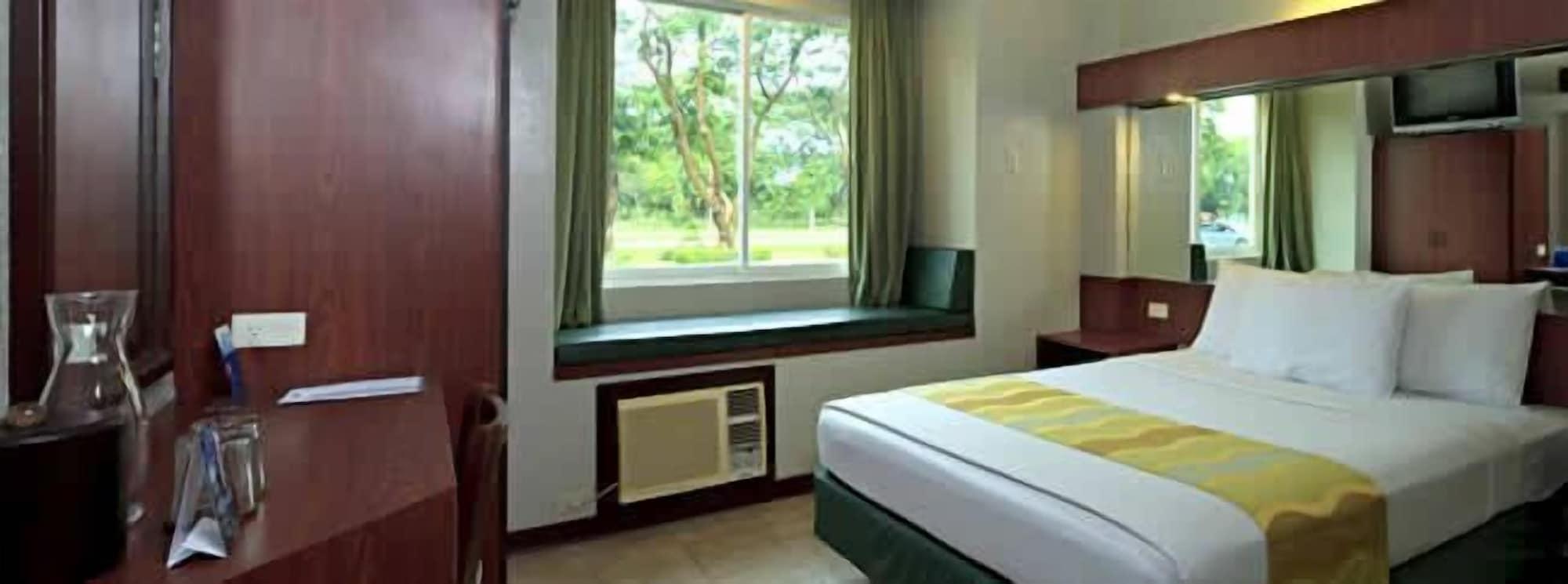 Microtel By Wyndham Tarlac Exterior foto