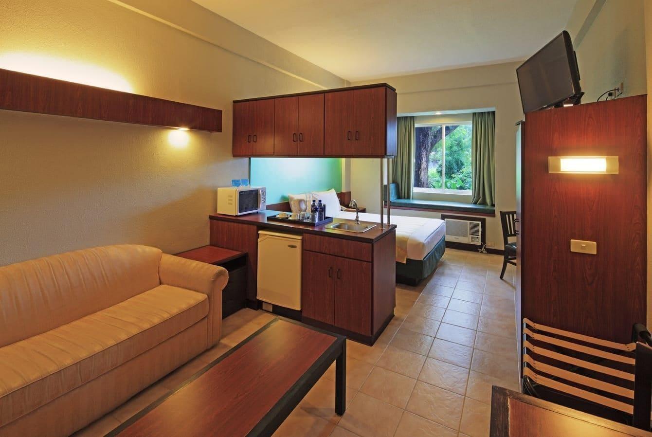Microtel By Wyndham Tarlac Exterior foto