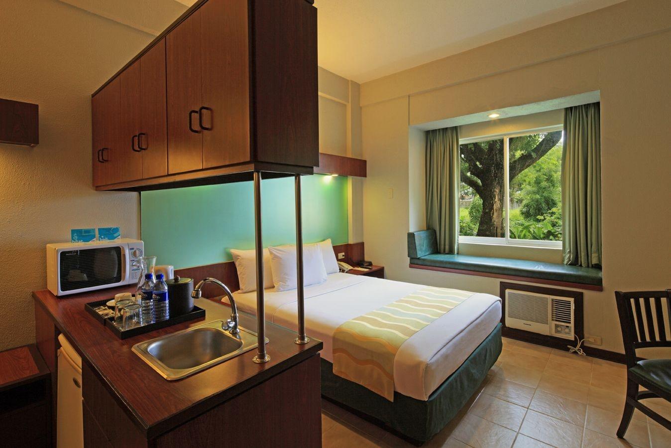 Microtel By Wyndham Tarlac Exterior foto
