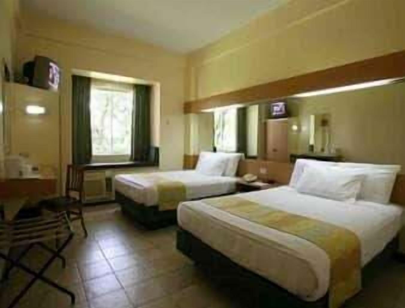 Microtel By Wyndham Tarlac Exterior foto