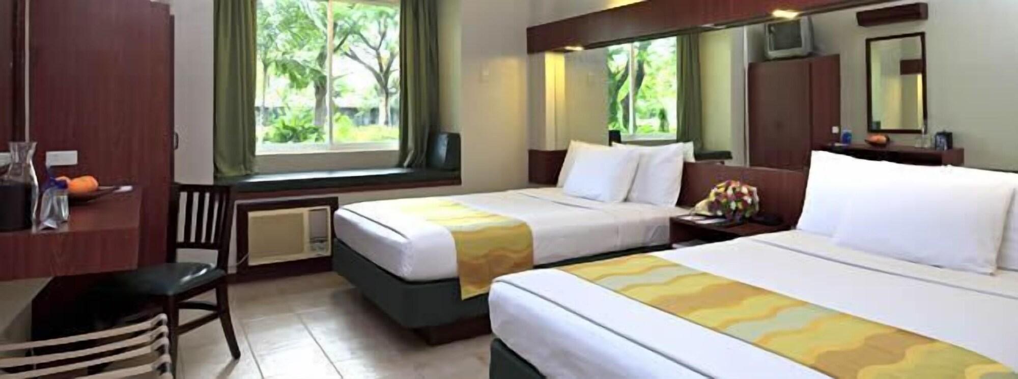 Microtel By Wyndham Tarlac Exterior foto