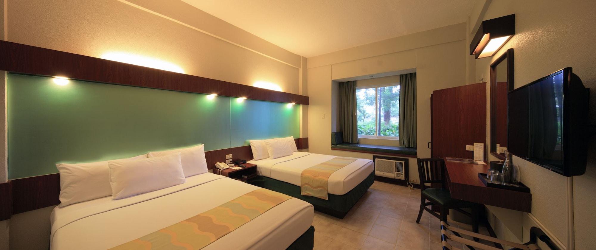 Microtel By Wyndham Tarlac Exterior foto
