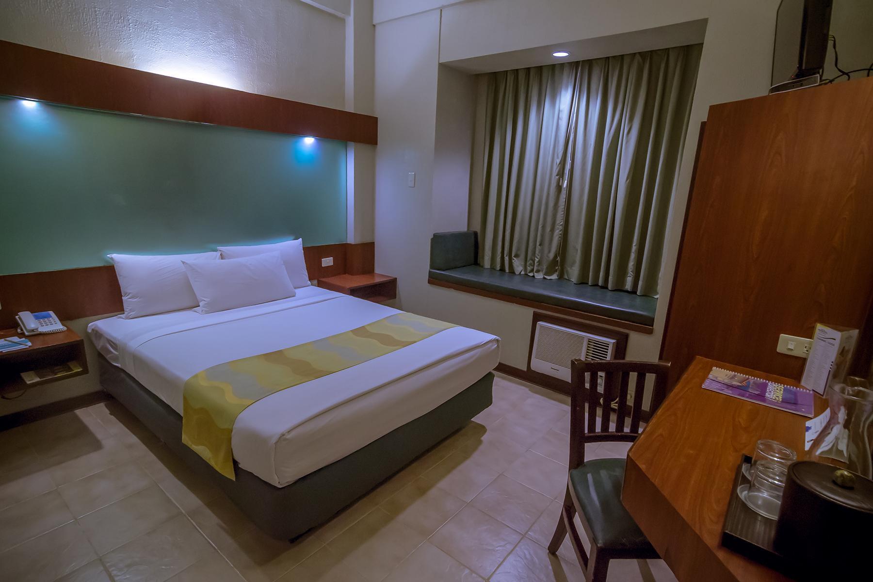 Microtel By Wyndham Tarlac Exterior foto