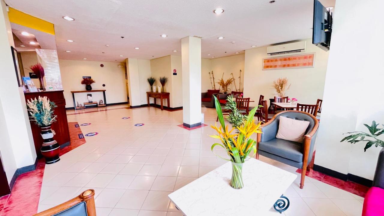 Microtel By Wyndham Tarlac Exterior foto