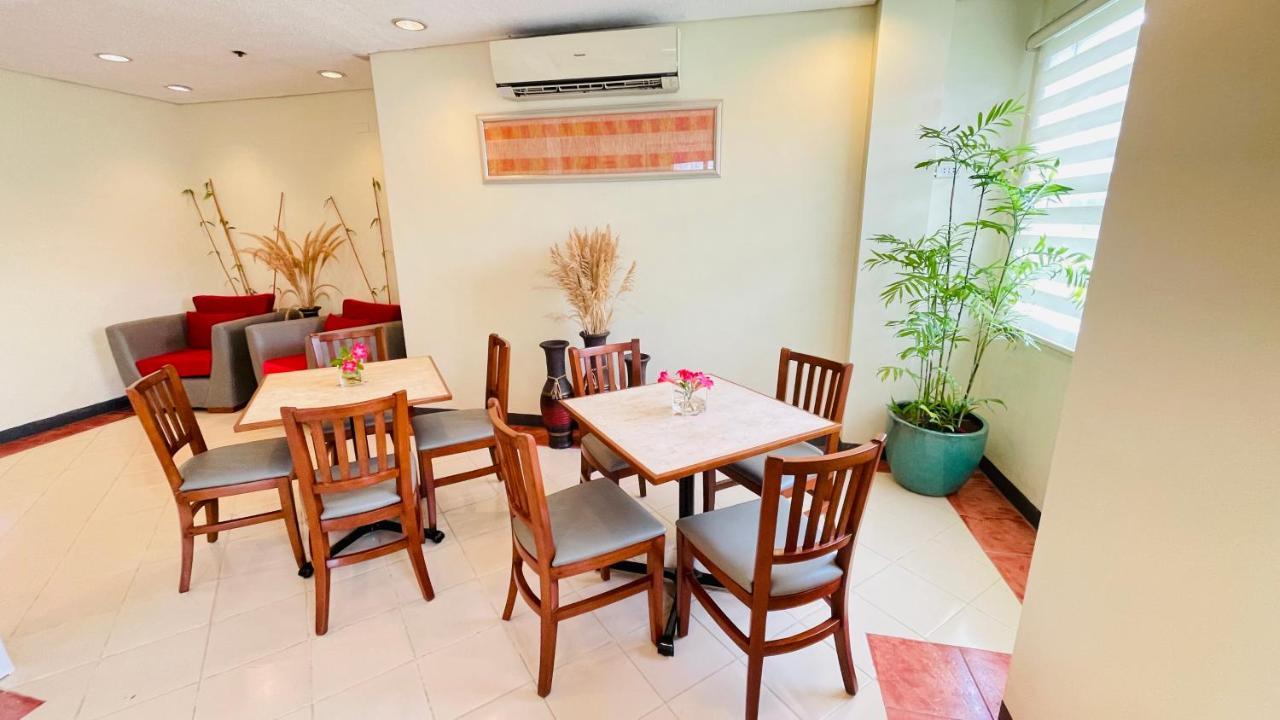 Microtel By Wyndham Tarlac Exterior foto