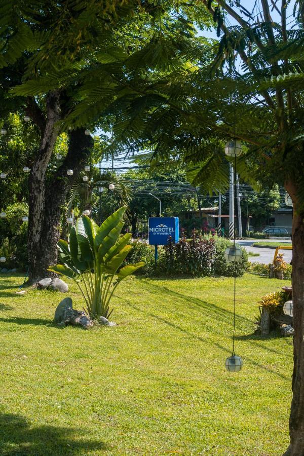 Microtel By Wyndham Tarlac Exterior foto