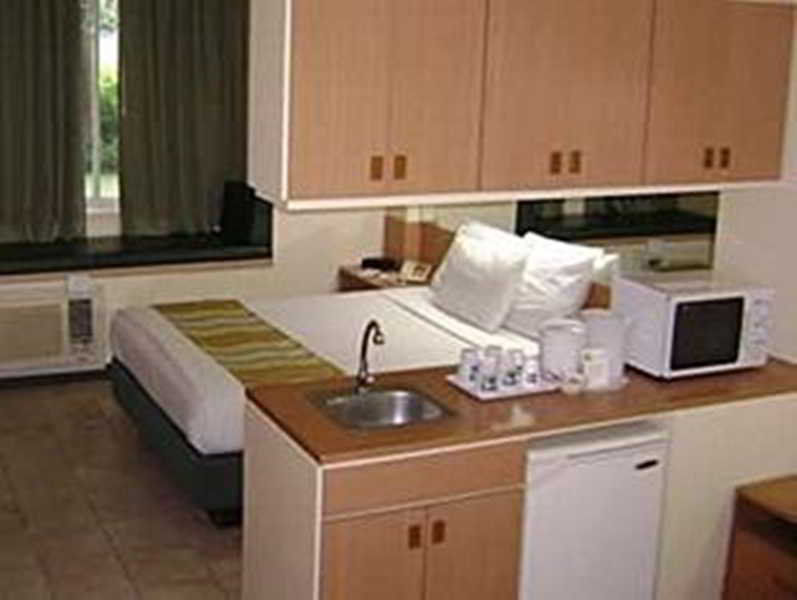 Microtel By Wyndham Tarlac Exterior foto