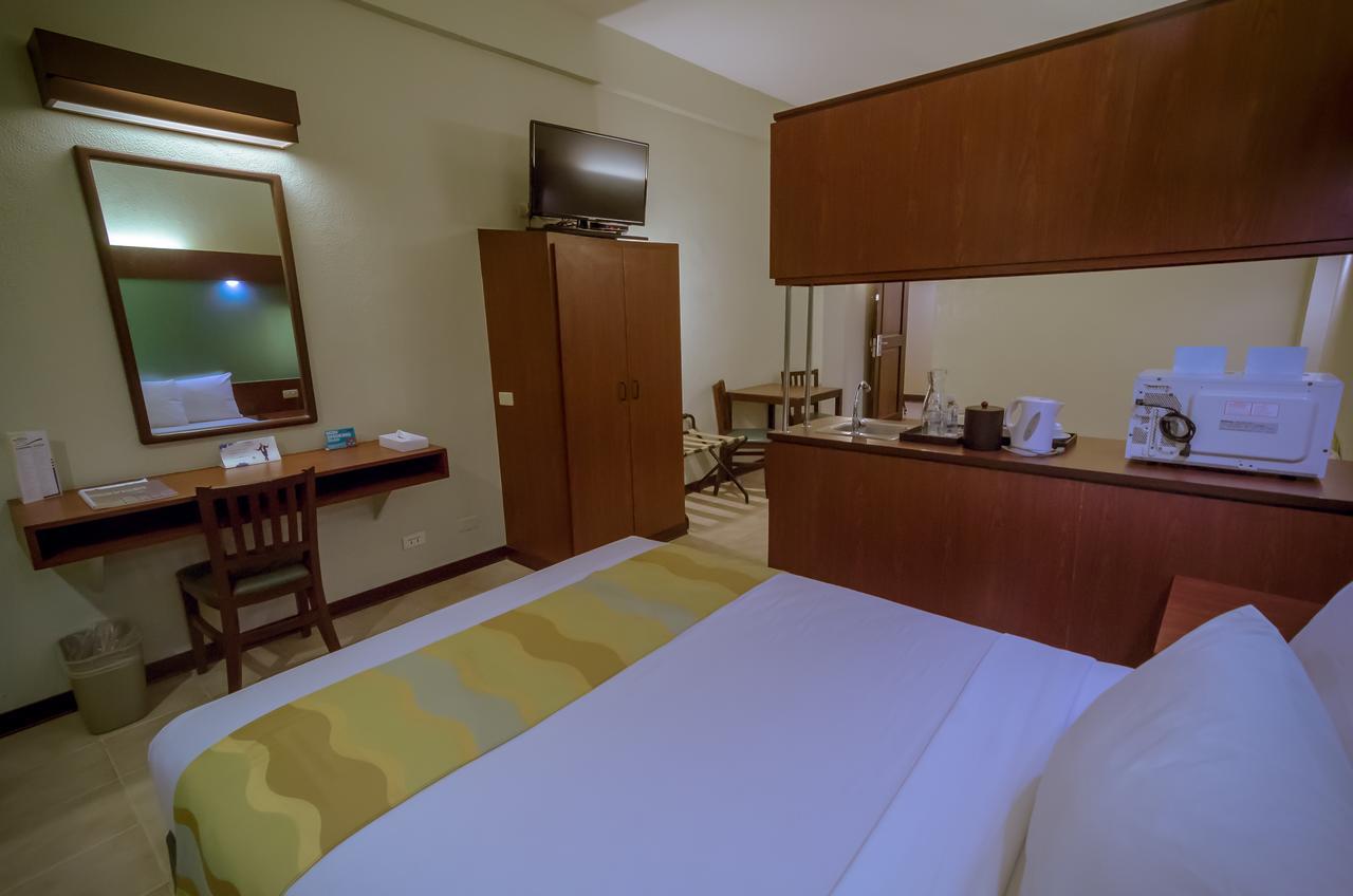 Microtel By Wyndham Tarlac Exterior foto