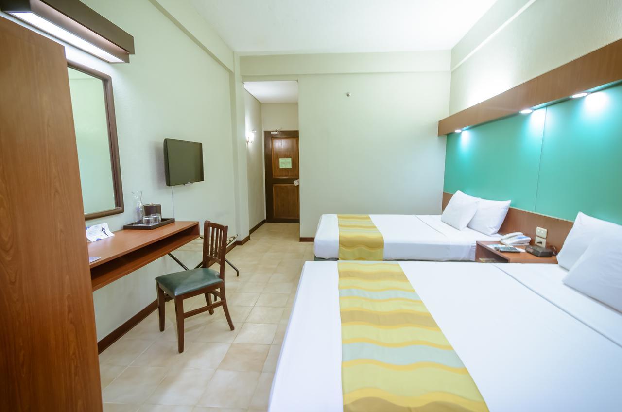 Microtel By Wyndham Tarlac Exterior foto