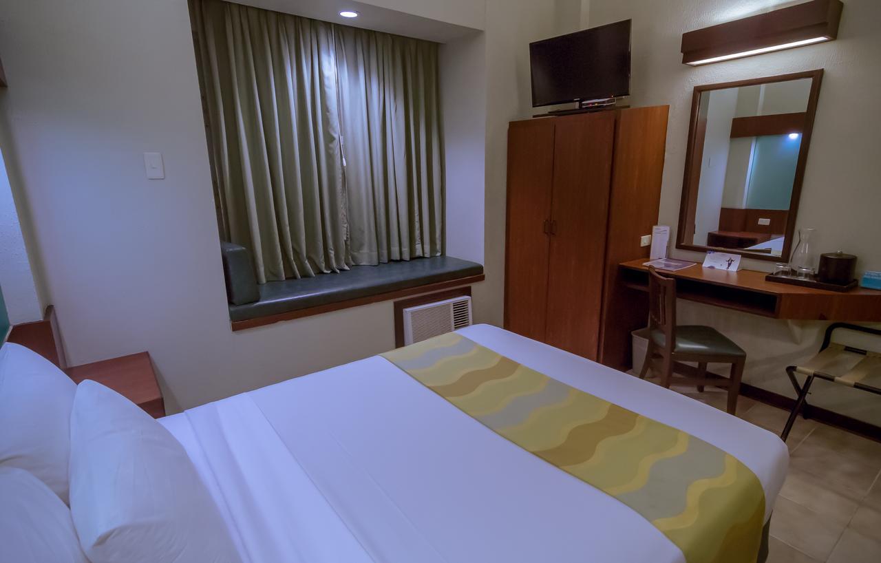 Microtel By Wyndham Tarlac Exterior foto