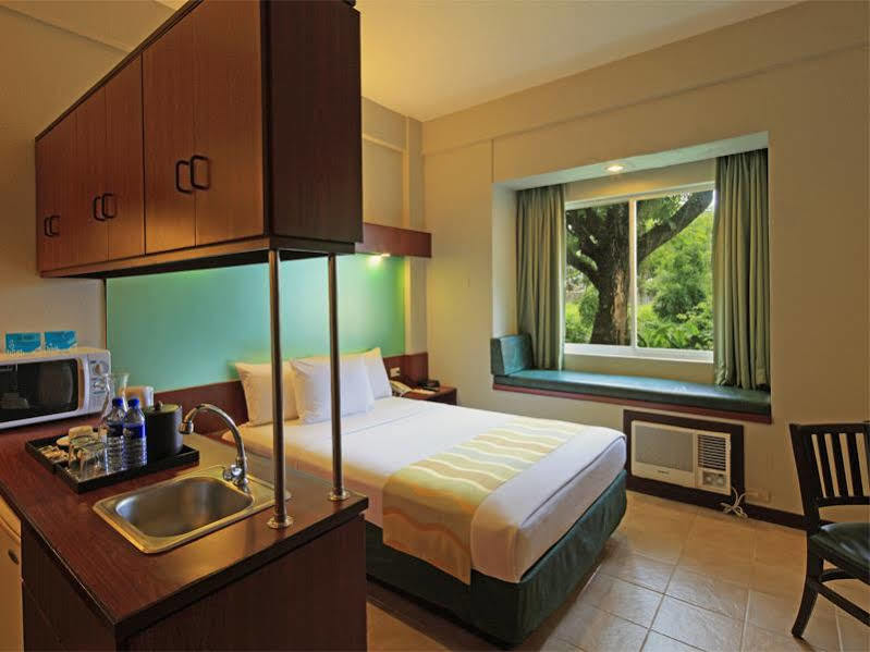Microtel By Wyndham Tarlac Exterior foto